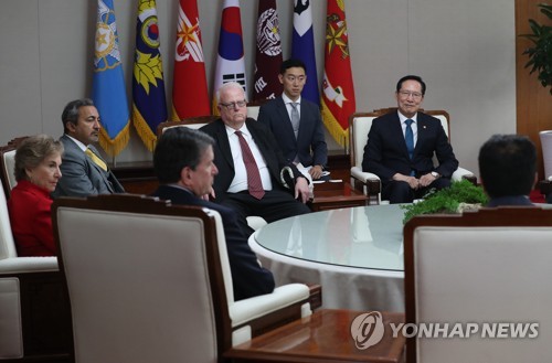 송영무, 美하원 대표단 만나 "북미정상회담서 비핵화 도출 기원"