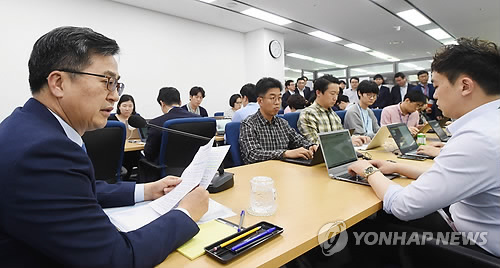 김동연 "특정지역 투기억제 위한 보유세개편 안해… 내달 권고안"