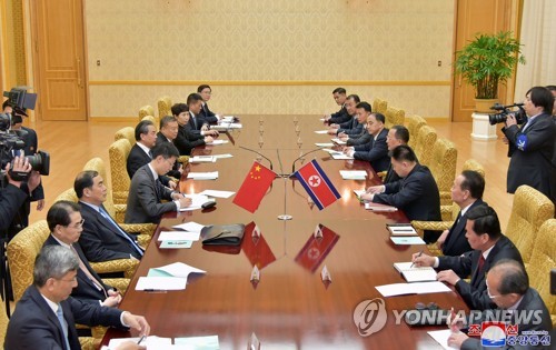 北매체, 리용호-왕이 회담 보도… "한반도 정세 의견 교환"