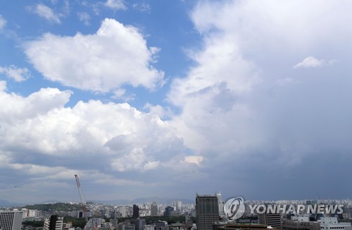 서울 곳곳 때아닌 우박에 차량도 '스톱'… 소나기에 천둥까지