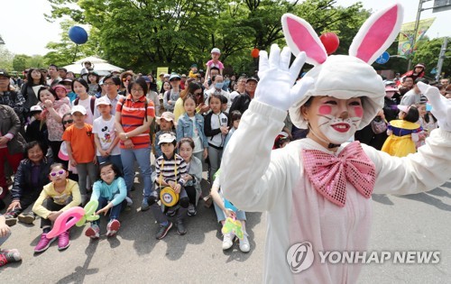 드론 날리고, 사이드카 타고… 어린이날 전국에 웃음꽃 '만발'