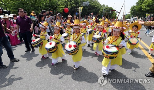 드론 날리고, 사이드카 타고… 어린이날 전국에 웃음꽃 '만발'