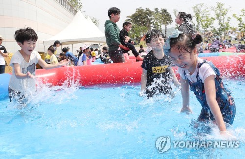 드론 날리고, 사이드카 타고… 어린이날 전국에 웃음꽃 '만발'