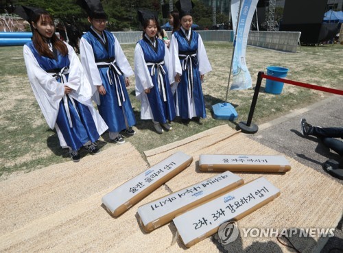 "술, 못 팔아도 마실 수 있어요"…대학가 축제 음주문화는 여전