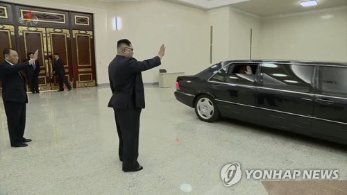 김정은의 '집무실 외교' 눈길… "극진 환대로 호감도 제고"