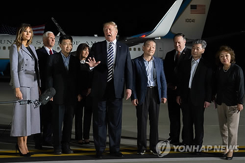 北억류자 "오랫동안 햇빛못봐 비행기에서 잠깐 내렸으면…"