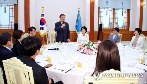 문대통령, 평양공연 예술단 오찬… "감사 의미로 한턱내는 것"