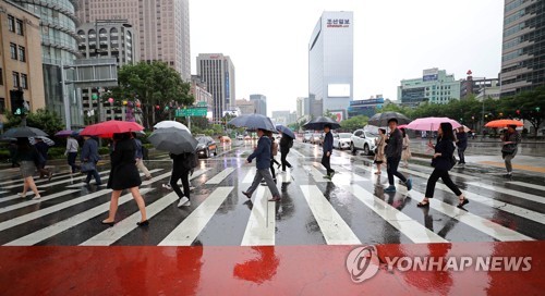 '하늘이 뻥 뚫렸나' 수도권 점심시간 기습폭우… 번개·돌풍도