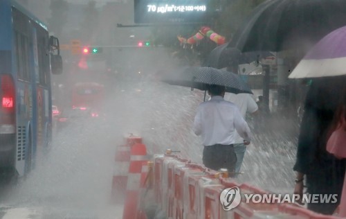 '하늘이 뻥 뚫렸나' 수도권 점심시간 기습폭우… 번개·돌풍도