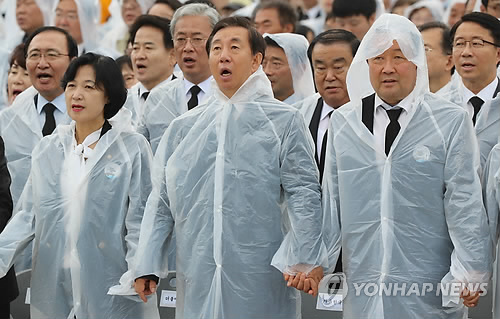  여야 지도부, 광주 집결… '님을 위한 행진곡' 빗속 제창