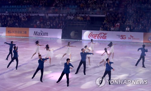 '여왕의 귀환' 김연아, 4년 만의 아이스쇼서 우아한 연기