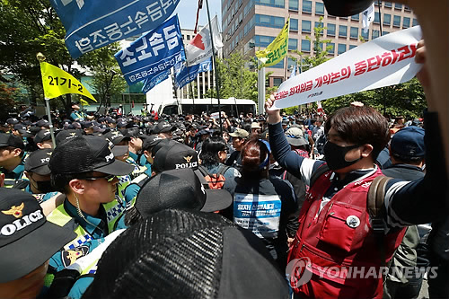 민주노총, 국회서 12시간 기습시위… 경찰, 14명 연행