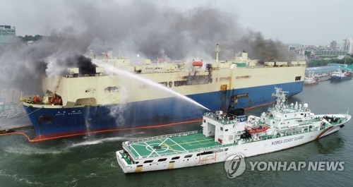 인천항 화재 선박 외벽 절단 중… 진입구 확보 시도