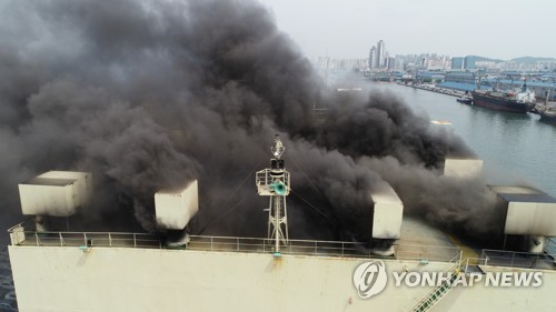 인천항 화재 선박 외벽 절단 중… 진입구 확보 시도