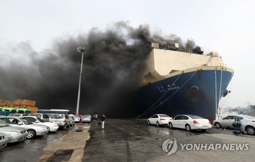 인천항 화재현장 검은 연기 더 심해져… 진화 '최대 난관'