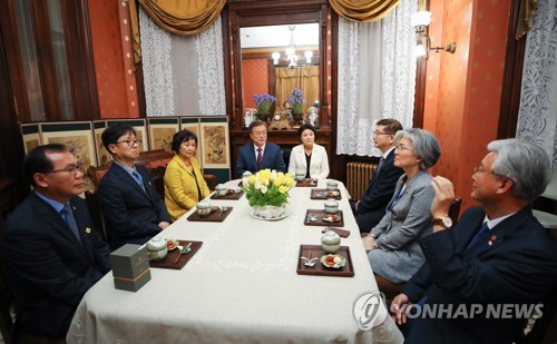 대한제국공사관 찾은 문대통령 "한미회담 잘된날 재개관 큰의미"