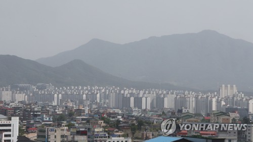 하늘 뒤덮은 황사·미세먼지…"마스크 꼭 챙기세요"