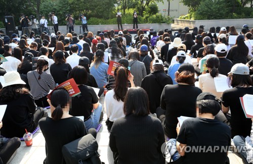 '홍대 몰카 차별수사' 규탄 여성 집회 2주째 열려