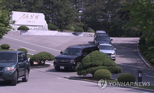 [남북정상회담] 문대통령, 암행경호 속 차량으로만 판문점으로 이동