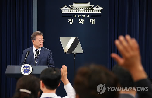 문대통령, 정상회담 결과 '하루 뒤' 발표에 "김 위원장이 요청"