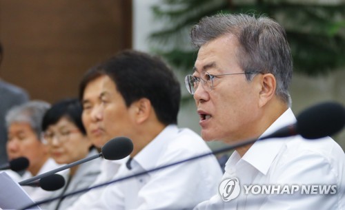 외부일정 부쩍 줄인 문대통령… 외교안보 집중·지방선거 고려