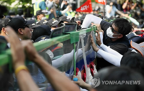 '최저임금법 개정반대' 민주노총 국회 진출 시도… 경찰 충돌