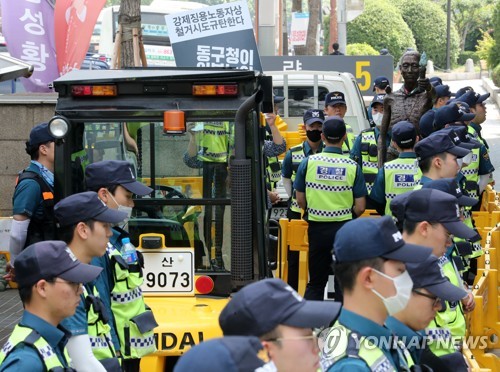 강제징용노동자상 앞에 대기중인 지게차… 내일 강제철거