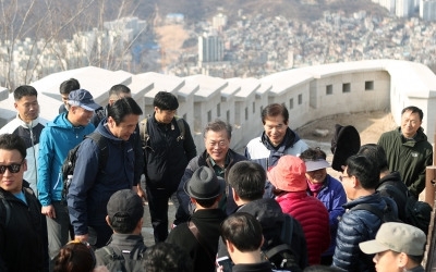 인왕산 옛길 완전 개방… 靑, 경호시설 등 철거