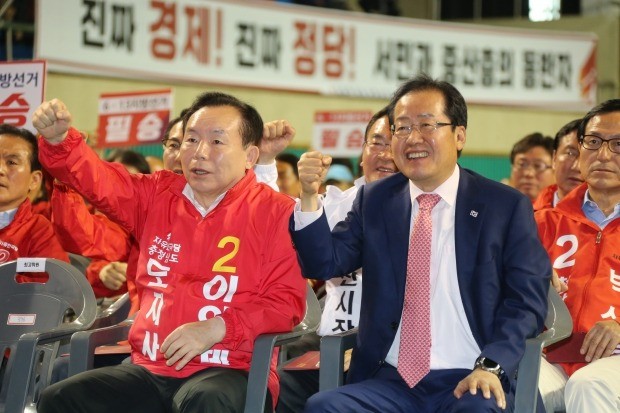 자유한국당 홍준표 대표가 10일 오전 충남 홍성 홍주문화체육센터에서 열린 6.13 지방선거 충남 필승결의대회에서 이인제 충남지사 후보와 밝은 표정으로 앉아 있다 (사진=연합뉴스)