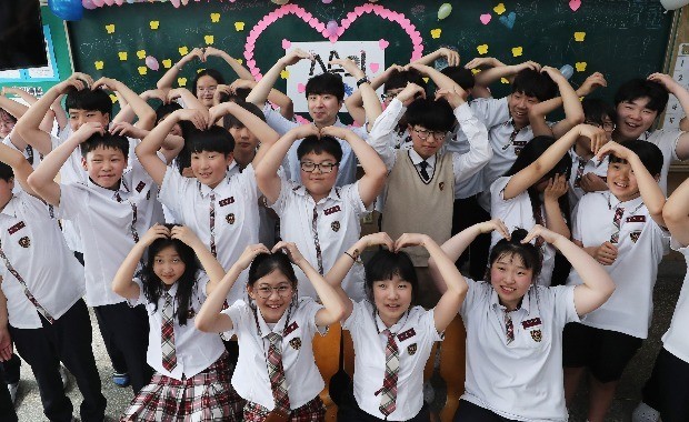 스승의날을 앞둔 14일 수원 매향중 학생들이 선생님을 사랑하는 마음을 담아 하트를 그렸다. / 사진=연합뉴스