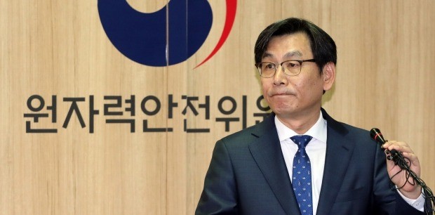 15일 오전 광화문 원자력안전위원회(원안위)에서 엄재식 사무처장이 라돈 검출 침대 2차 조사 결과를 발표하고 있다. 사진=연합뉴스