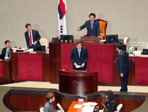 이낙연 국무총리가 16일 국회에서 열린 예산결산특별위원회 전체회의에서 인사말을 하기 위해 연단에 섰으나 고장으로 높이조절이 불가한 연단에 당황하고 있다.  (사진=연합뉴스)