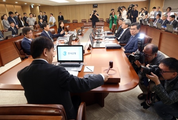 "부진한 경기 탓" 기준금리, 6개월째 제자리…美 금리인상 '촉각'