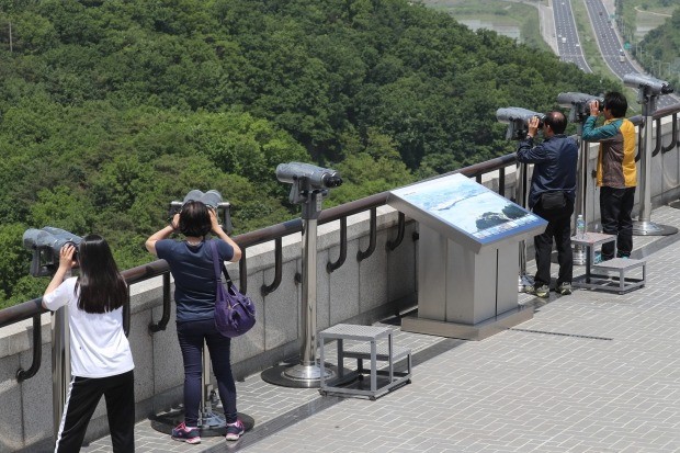 통일전망대에서 관광객들이 북한 황해북도 개풍군 일대를 바라보고 있다. 사진=연합뉴스