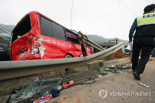 경찰 "미니버스가 SUV 충돌 후 중심 잃어… 스키드 마크 발견"