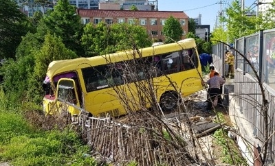 어린이 통학차 추돌사고, 방호벽 뚫고 나가… "9명 경상"