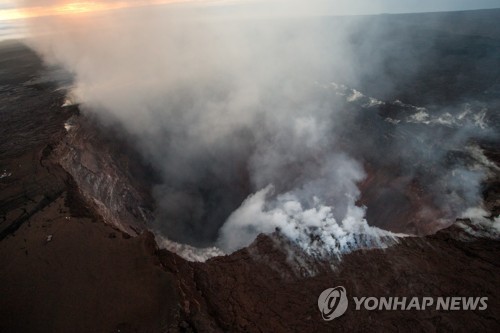 하와이에 용암분출·규모 6.9 강진… 주민·관광객 공포 휩싸여