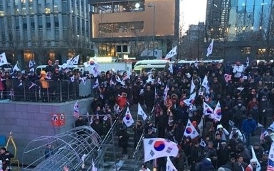 때리고 부수고 욕설까지… 보수 '태극기 집회'로 경찰 골머리