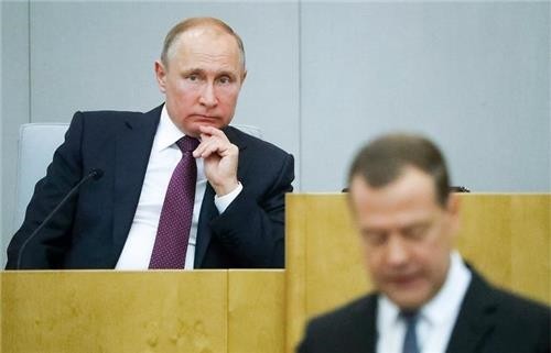 푸틴, 메드베데프 차기 정부 총리로 공식 임명…하원도 동의
