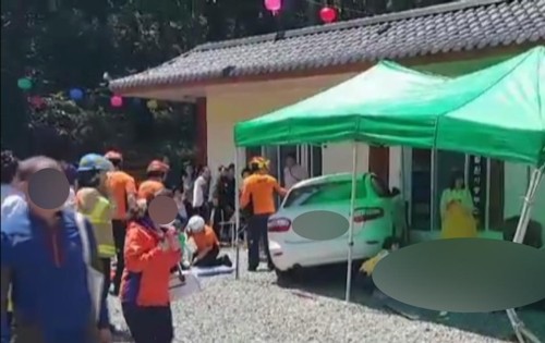 부산서 부처님오신날 행사 천막으로 승용차 돌진… 5명 부상