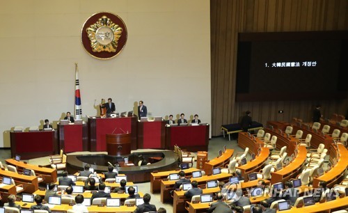 정부개헌안 역사속으로…국회표결서 야당불참에 의결정족수 미달