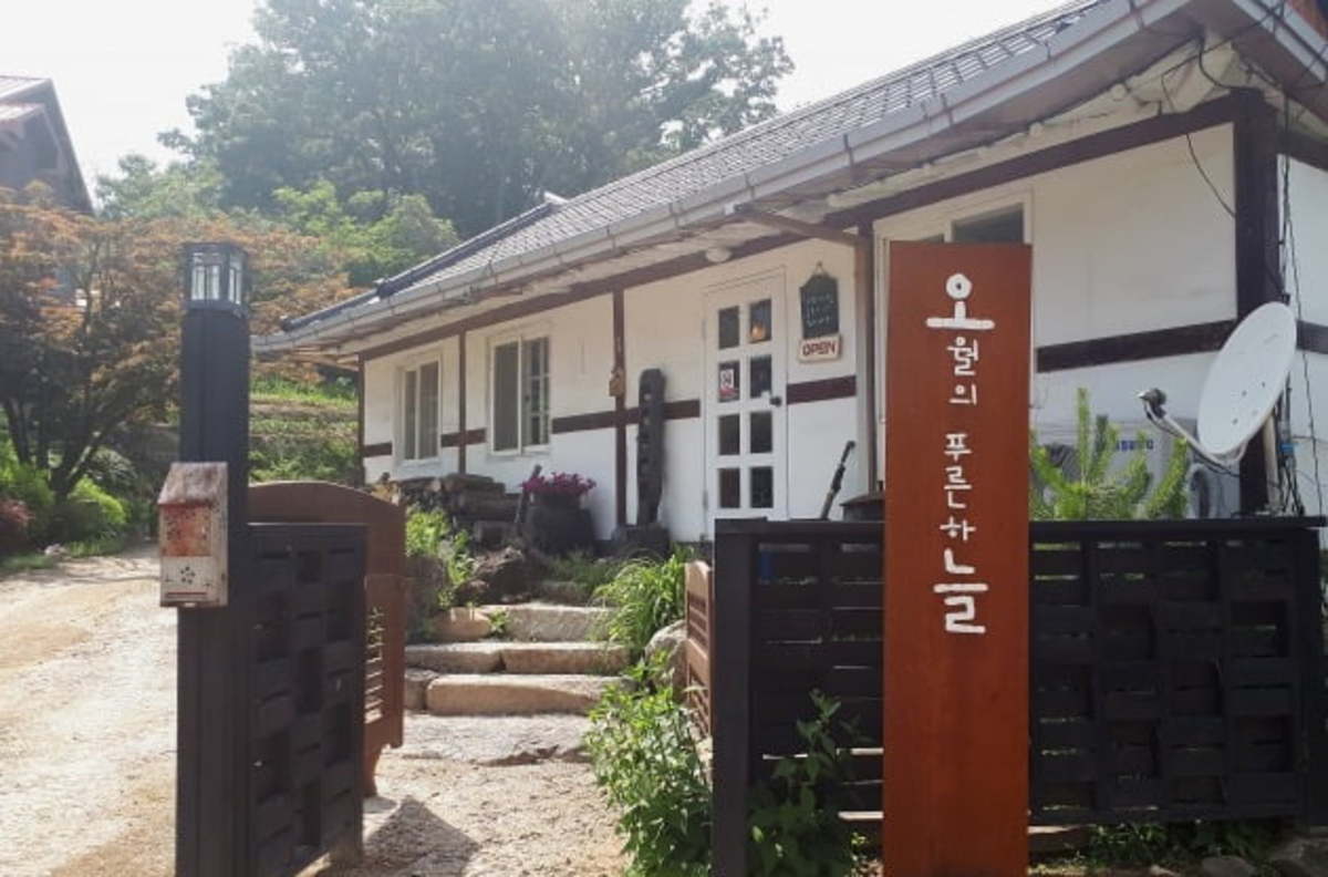 집코노미 외양간 리모델링한 북스테이 오월의 푸른하늘 | 한국경제 집코노미 외양간 리모델링한 북스테이 오월의 푸른하늘 | 한국경제
