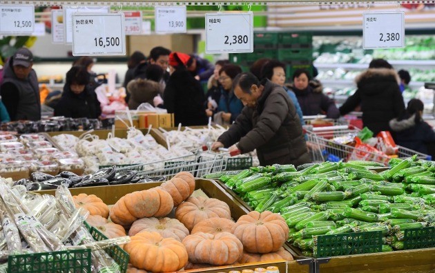 CU편의점을 운영하는 BGF가 헬로네이처를 인수하고 온라인 신선식품 시장에 뛰어든다.  여전히 과일·채소·고기 같은 식료품은 소비자가 직접 보고 구매하는 것을 선호한다는 것이 장벽으로 꼽히지만 향후 고성장할 것으로 예상되는 분야 중에 하나로 전망되고 있다. 한경DB.