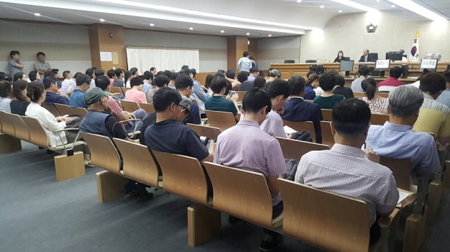 서울동부지방법원에서 경매 응찰자들이 입찰 결과를 기다리고 있다. 한경DB