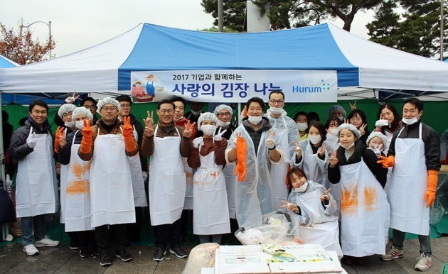휴럼 임직원들이 지난해 금천구청에서 '사랑의 김장 나눔' 행사에 참여한 모습. (사진=휴럼)