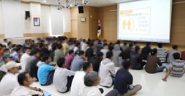 제주에 입국한 예멘인들이 제주출입국·외국인청에서 18일 한국 생활과 법에 대해 교육을 받고 있다. [사진=연합뉴스]