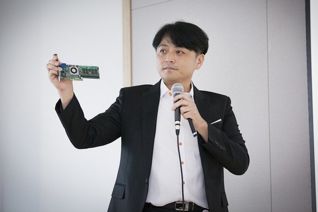 정무경 SK텔레콤 ML 인프라랩 팀장이 SK텔레콤이 개발한 AI 가속기를 소개하고 있다./사진=SK텔레콤