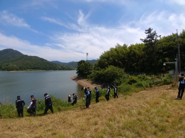 21일 오전 전남 강진군 군동면 금사저수지 일대에서 경찰이 실종 6일째인 여고생 A(16·여)양의 흔적을 찾기 위해 수색하고 있다. 경찰은 A양이 실종된 지난 16일 용의자 B(51)씨가 자택 및 가게와 20여km가량 떨어진 도암면 야산에 다녀온 뒤 한밤중에 집 근처 저수지 방향으로 이동한 정황을 추가로 확인하고 수색 범위를 확대했다. [전남지방경찰청 제공=연합뉴스]