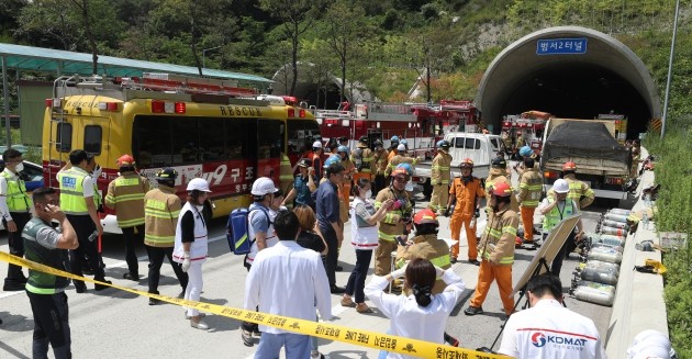 22일 오후 울산포항고속도로 범서제2터널에서 발생한 차량 화재로 터널 입구가 통제되고 있다. [사진=연합뉴스]