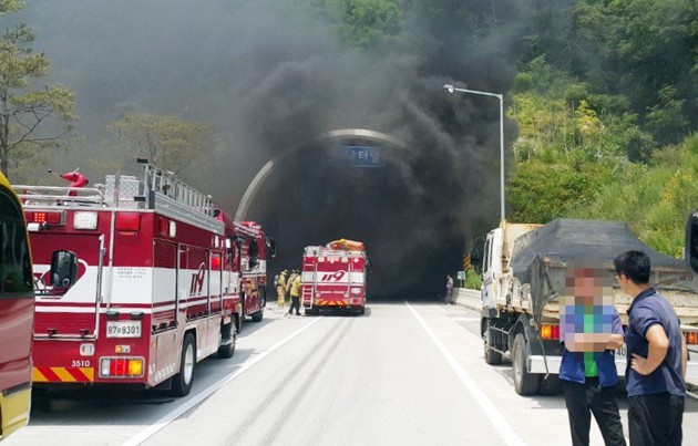 22일 오후 울산포항고속도로 범서제2터널에서 발생한 차량 화재로 터널 입구가 통제되고 있다. [사진=연합뉴스]